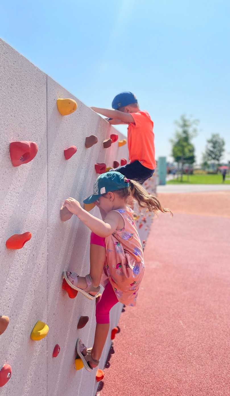 Die Kletterwand liegt an der nördlichen Grenze des Spielbereiches hin zum See. | Foto: Landesgartenschau Ingolstadt