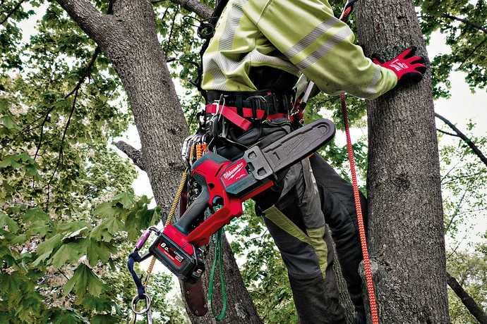 Zwei Befestigungspunkte für Sicherungstechnik ermöglichen eine ergonomische Fixierung und einen schnellen Zugang zum Werkzeug bei Arbeiten in Baumkronen oder auf Leitern und Gerüsten. | Foto: Milwaukee