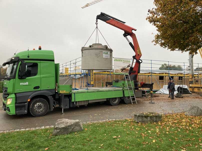 Lieferung des unterirdischen Regenspeichers PF 7600 aus Betonfertigteilen mit integriertem Filterkorb im Zulauf und werkseitig vormontierten Wanddurchführungen für Zu- und Überlauf sowie einem Leerrohr als Verbindung zum Regencenter im Gebäude. | Foto: Mall