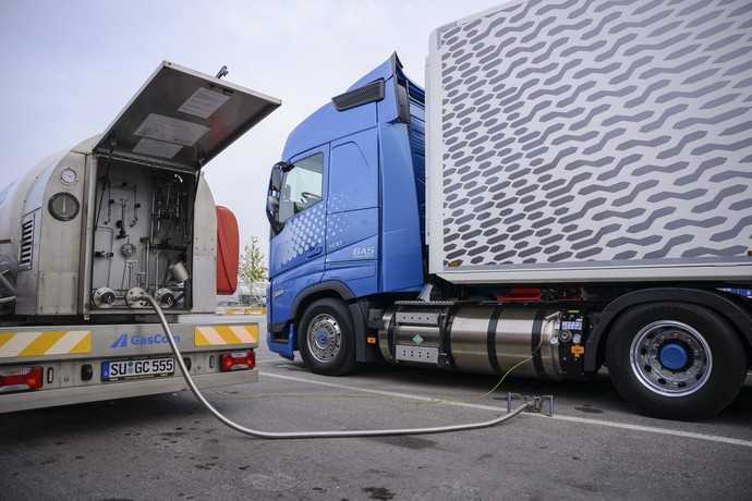 Für die Gasbetankung hat Volvo einen Tank-Transporter mit Bio-LNG gechartert. | Foto: Quatex