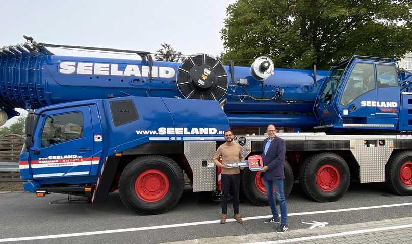 Schlüsselübergabe: Johann Evers, Geschäftsführer bei Gustav Seeland, erhielt den symbolischen Schlüssel für den Grove-Großkran von Holger Haber, Verkaufsleiter Norddeutschalnd bei Manitowoc. | Foto: Manitowoc