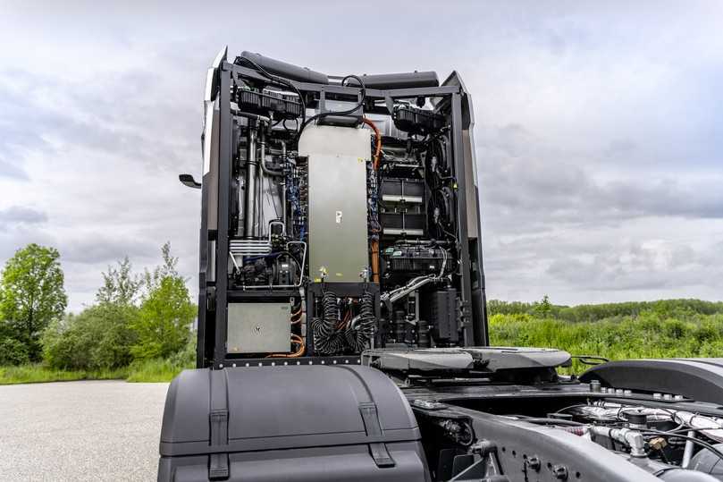 Eine Wissenschaft für sich: das aufwendige Kühlmanagement für die Brennstoffzelle hinter der Fahrerkabine des Mercedes-Benz GenH2 Truck | Foto: Daimler Trucks and Buses Communi