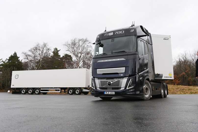 Länge läuft: Beim Abbiegen mit dem 34,50-m-Zug kann der Fahrer sein Heck sogar aus dem Seitenfenster beobachten. | Foto: QUATEX