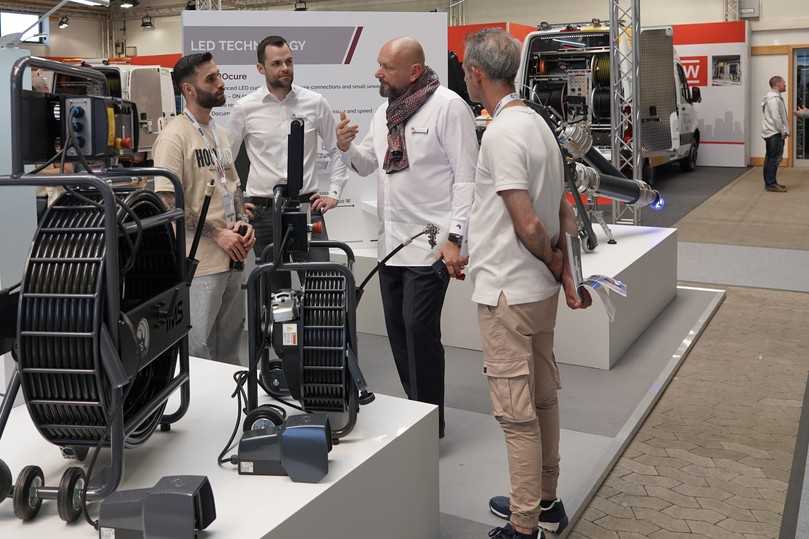 Christian Schönfeld (2.v.l.), Geschäftsleitung Vertrieb Europa, im Gespräch am Messestand | Foto: IMS Group Christian Schönfeld (2.v.l.), Geschäftsleitung Vertrieb Europa, im Gespräch am Messestand | Foto: IMS Group