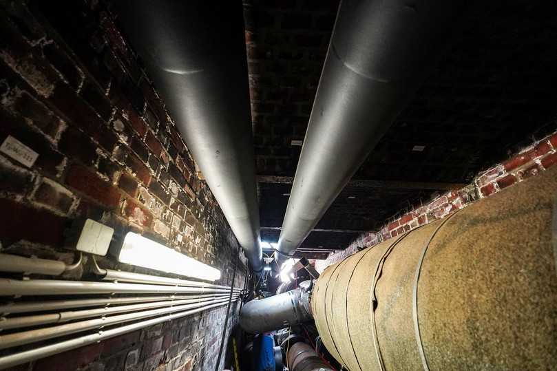 Im Bereich unter dem Theaterplatz wurden die Kunststoffmantelrohre DN 400 an den Bestand DN 500 im staatlichen Kanal angeschlossen. Die vorhandene, unter Denkmalschutz stehende Leitung ist mit Dämmwolle, Stroh und Dachpappe umhüllt. | Foto: Ludwig Pfeiffer Hoch- und Tiefbau Im Bereich unter dem Theaterplatz wurden die Kunststoffmantelrohre DN 400 an den Bestand DN 500 im staatlichen Kanal angeschlossen. Die vorhandene, unter Denkmalschutz stehende Leitung ist mit Dämmwolle, Stroh und Dachpappe umhüllt. | Foto: Ludwig Pfeiffer Hoch- und Tiefbau
