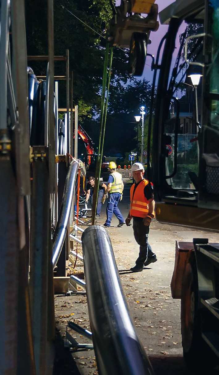 Um in den kurzen Zeitfenstern die gebündelten Schutzrohre einziehen zu können, arbeiteten die Mitarbeiter der ARGE im Zweischichtbetrieb. | Foto: Dirk Balzer, Stadtnetze Münster GmbH