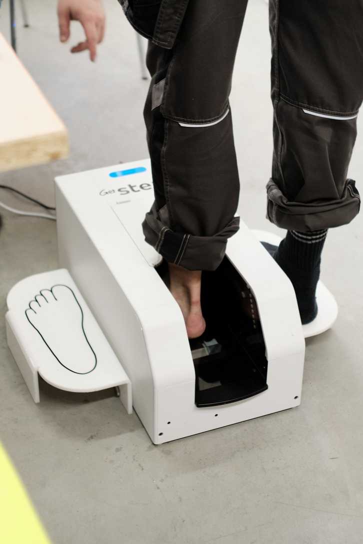 3D-Vermessung der Füße am Arbeitsplatz: Ein spezielles Angebot für Firmen mit vielen Mitarbeitern. | Foto: P. Venus/Capital Headshots Berlin