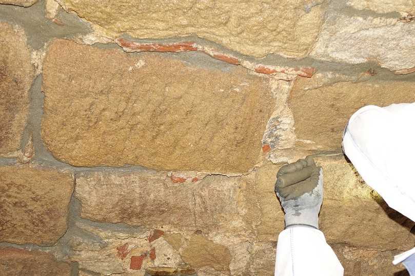 Die lockeren Fugenanteile werden zunächst ausgeräumt und anschließend mit dem Trassmörtel von Hand in Form einer Schattenfuge neu verfugt. | Foto: Güteschutz Kanalabu