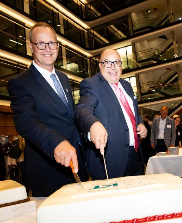 Prof. Bert Bosseler (l.) und Roland W. Waniek beim Anschneiden des Jubiläumskuchens | Foto: IKT