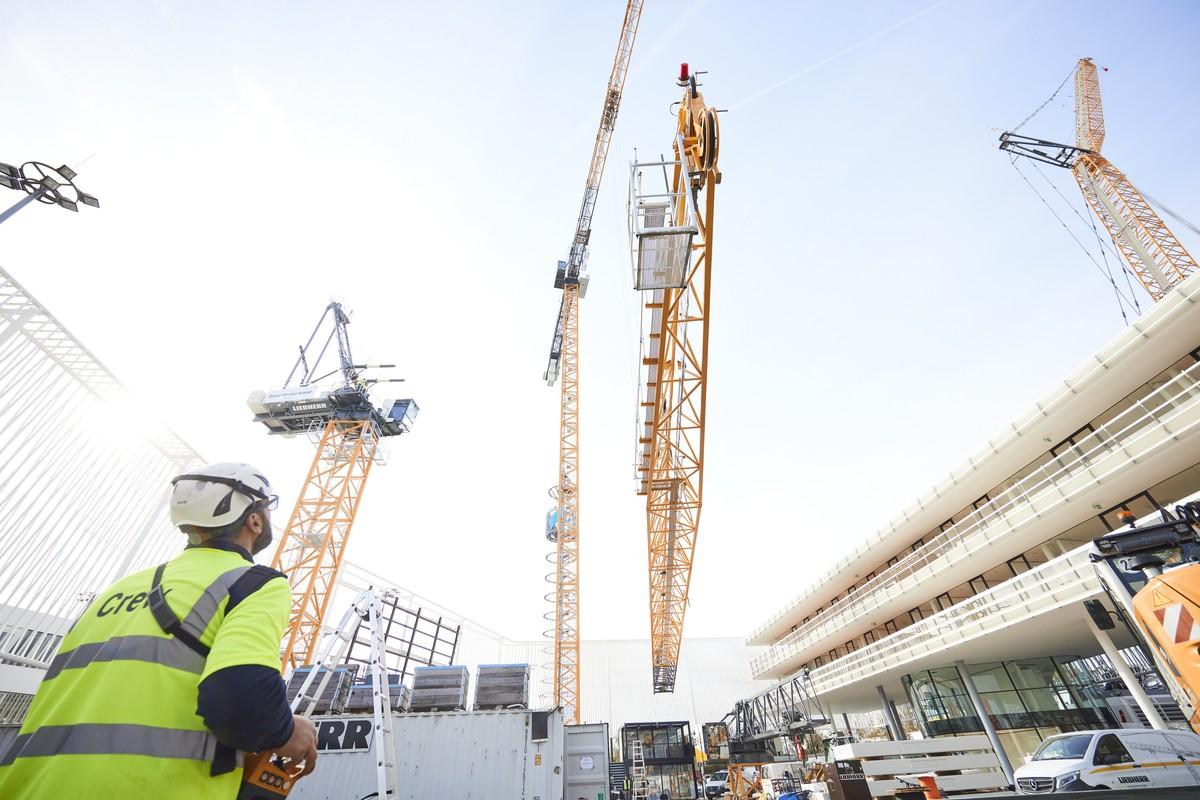 Giganten im Höhenflug auf dem Freigelände der bauma 2022. | Foto: Messe München