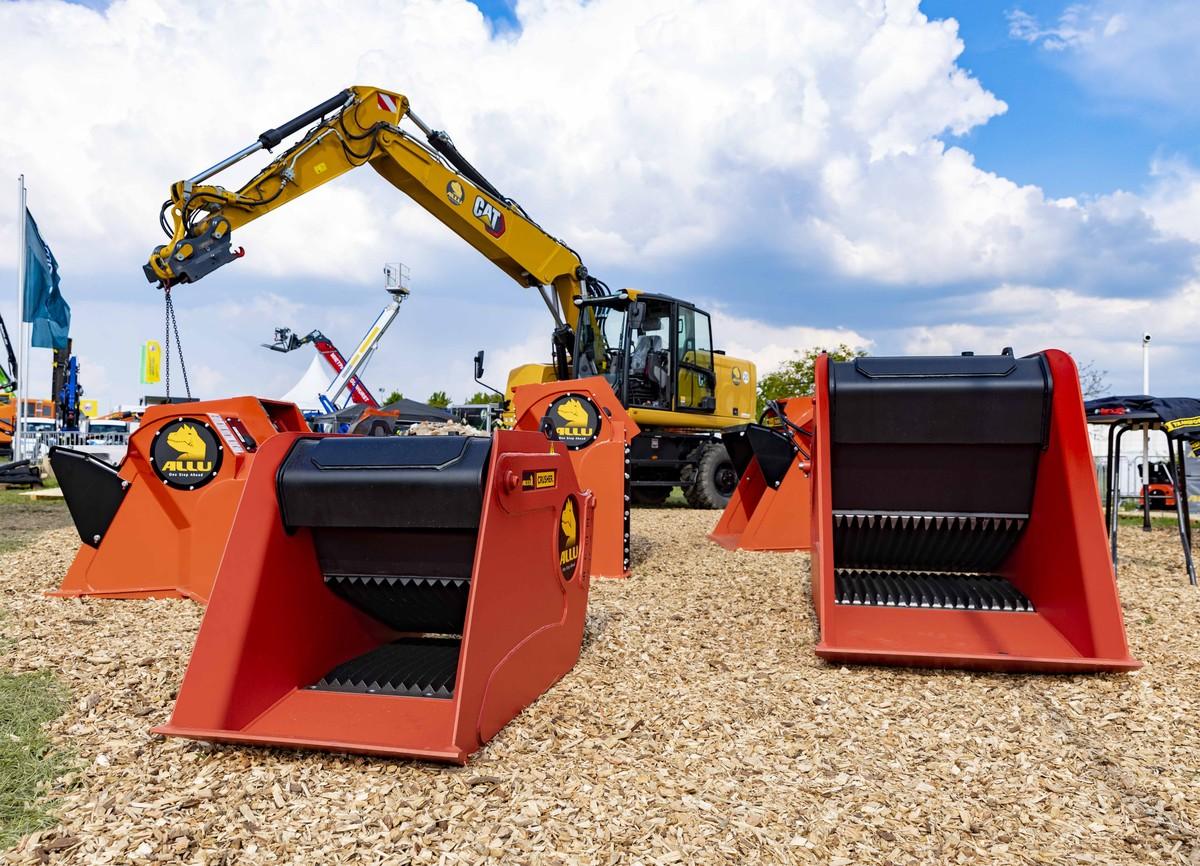 Besucher finden auf der Recycling Aktiv & Tiefbau Live verschiedene Bagger und Anbaugeräte für den Materialumschlag. | Foto: Messe Karlsruhe