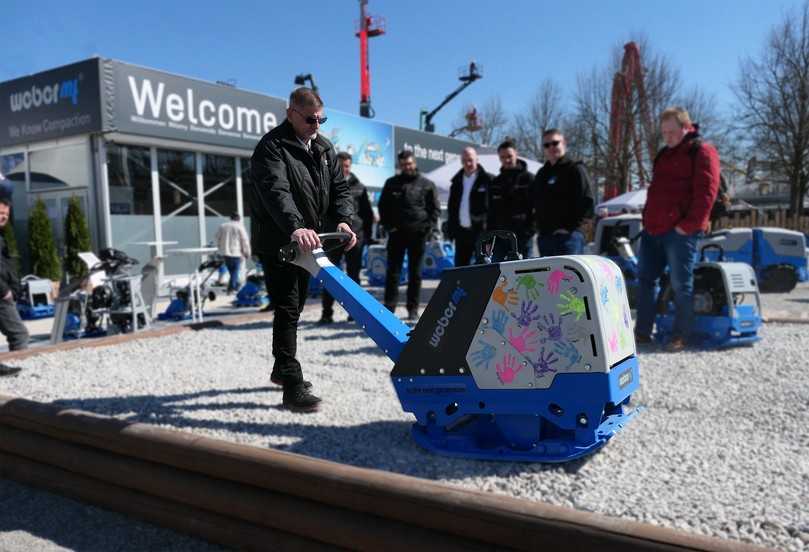 Der Prototyp des Weber MT Bodenverdichters CR 7 DC mit 65 kN Zentrifugalkraft, 65 cm Arbeitsbreite und Vanguard-Akkus. Die farbigen Handabdrücke stammen von den Kindern der Kita Bäderborn in Bad Laasphe. | Foto: Weber MT Der Prototyp des Weber MT Bodenverdichters CR 7 DC mit 65 kN Zentrifugalkraft, 65 cm Arbeitsbreite und Vanguard-Akkus. Die farbigen Handabdrücke stammen von den Kindern der Kita Bäderborn in Bad Laasphe. | Foto: Weber MT
