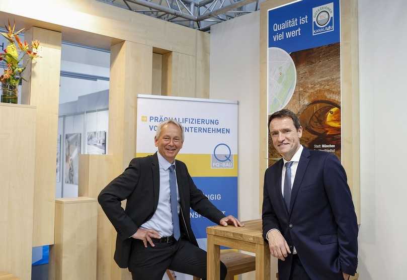 Dr.-Ing. Marco Künster, Geschäftsführer Güteschutz Kanalbau (r.), und Christian Dornbruch, Geschäftsführer PQ-Bau GmbH, am IFAT-Messestand. | Foto: Güteschutz Kanalbau