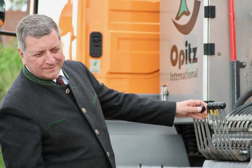 Bayerns Verkehrsminister Christian Bernreiter beim maschinellen Pflanzen der letzten Säuleneiche auf der Verkehrsinsel der Ortsdurchfahrt Unterrödel in Richtung Heideck. | Foto: bs