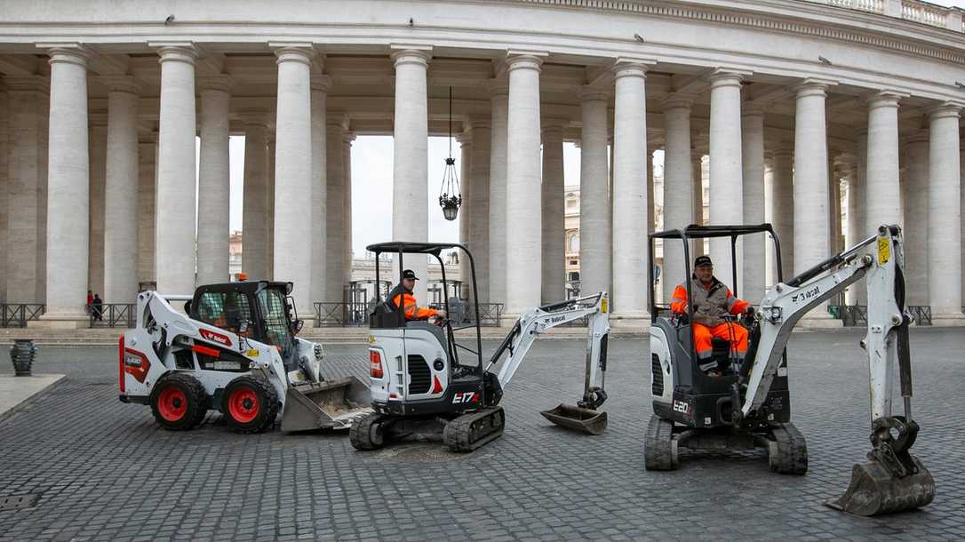 Bobcat Bagger unterstützen bei den Vorbereitungen zum "Heiligen Jahr"