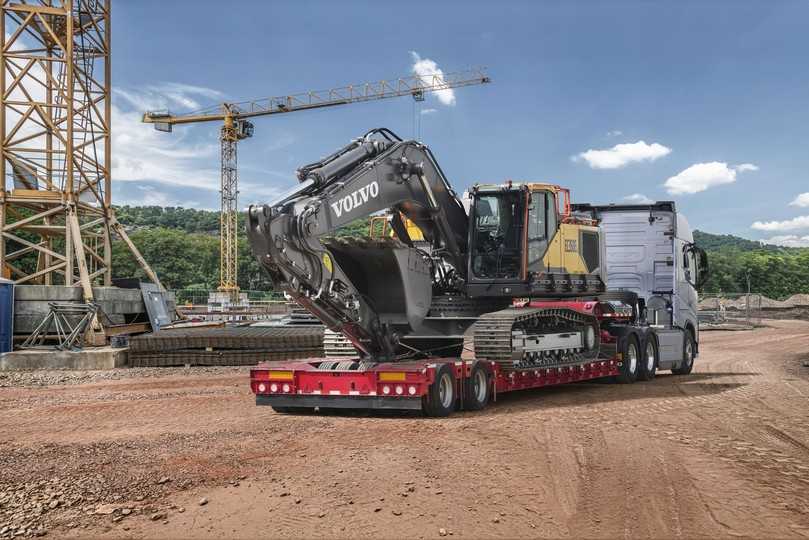 Beim Verladen auf einen Anhänger bleibt die Gesamthöhe des EC350E Raupenbaggers unter vier Metern, wichtig für den problemlosen Transport zum nächsten Einsatzort. | Foto: Volvo CE