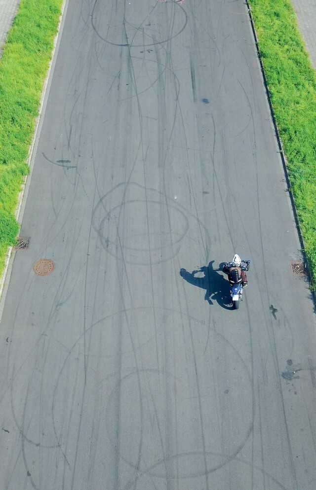 Reifen verlieren mit der Zeit an Substanz und setzen neben Feinstaub auch Kleinstpartikel frei. Die gelangen von der Straße in Luft, Boden und Gewässer. | Foto: Fraunhofer UMSICHT