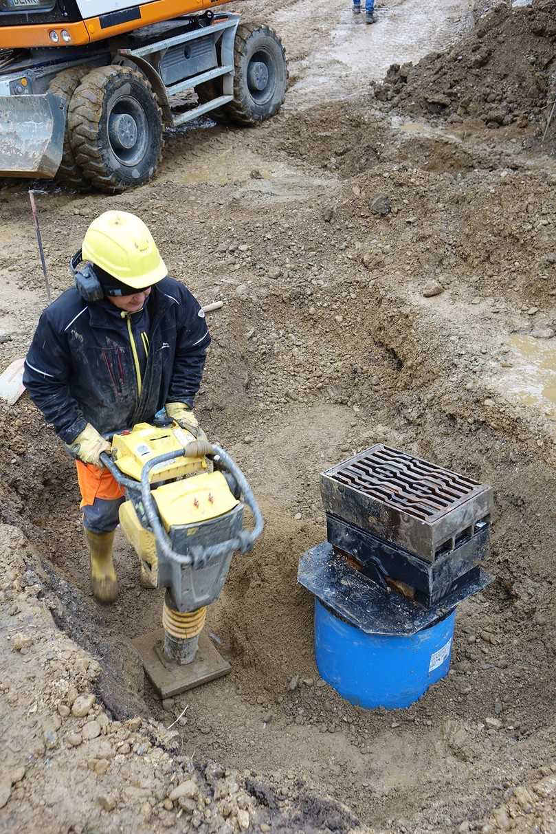 In einem letzten Schritt wird noch der Boden rund um den Funke Straßenablauf fachgerecht verdichtet. | Foto: Funke Kunststoffe