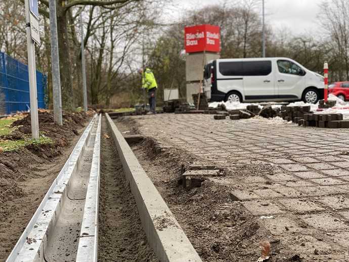 Rund 170 Meter Rinnen mit Nennweite 100 wurden zur Versorgung der Ladesäulen verlegt. | Foto: Birco