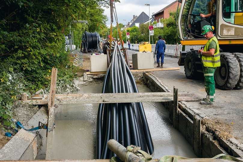 Die einzelnen Schutzrohre werden als komplettes Leitungsbündel in das Bohrloch eingezogen. | Foto: Dirk Balzer, Stadtnetze Münster GmbH