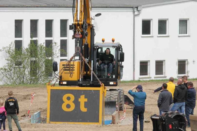 Hydrema-Mobilbagger in Aktion: Der Hubtest mit dem 8-Tonnen-Gewicht gehört zum festen Repertoire jeder "Citybagger"-Vorführung. | Foto: Hydrema