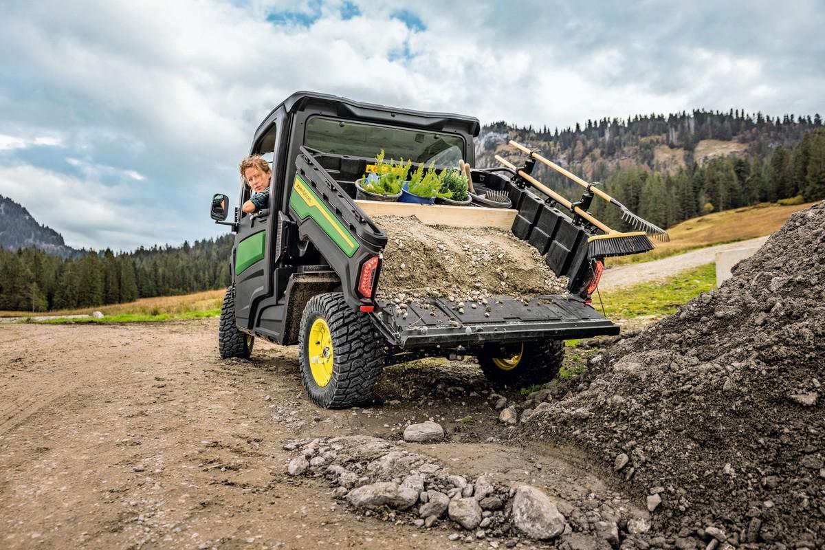 Eine Ladepritschenkapazität von 454 Kilo hat der Gator XUV 875M von John Deere zu bieten. | Foto: Atelier Busche