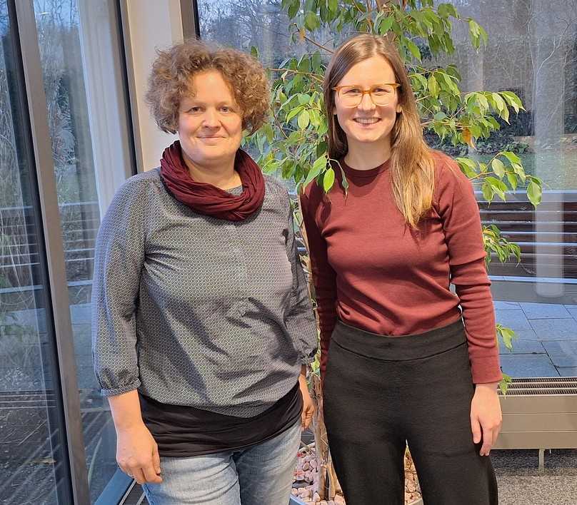 Susann Liebe (links), Willkommenslotsin beim VGL Bayern, und Studentin Clara Jung sehen in der Integration von Geflüchteten und Migranten in den grünen Arbeitsmarkt eine Chance. | Foto: Jochen Henning/VGL Bayern