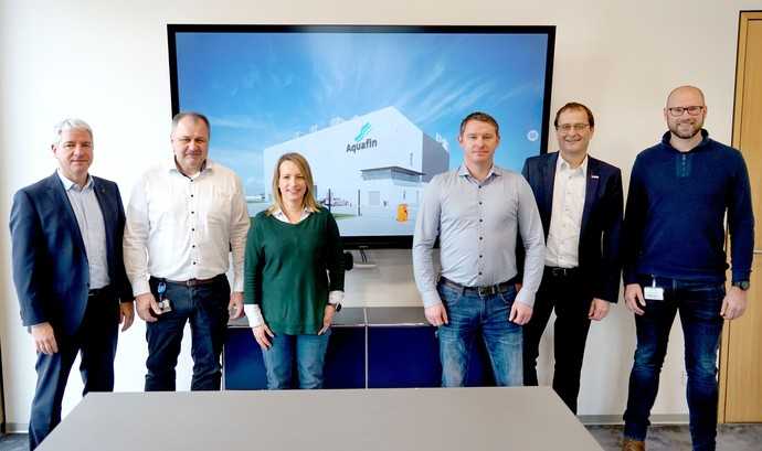 Das Projekt-Team um Harald Plank (2.v.l.), Dr.-Ing. Anja Gerstenberger (3.v.l.), Matthias Lehner (3.v.r.) und Daniel Schröder (rechts), zusammen mit Georg Huber (links, Vorstandsvorsitzender und Gesellschafter Huber SE) und Rainer Köhler (2.v.r., Vorstand Vertrieb Huber SE) | Foto: Huber SE