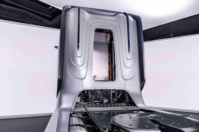 Die Steuerung der Brennstoffzelle sitzt kompakt hinter dem Fahrerhaus. | Fotos: Daimler