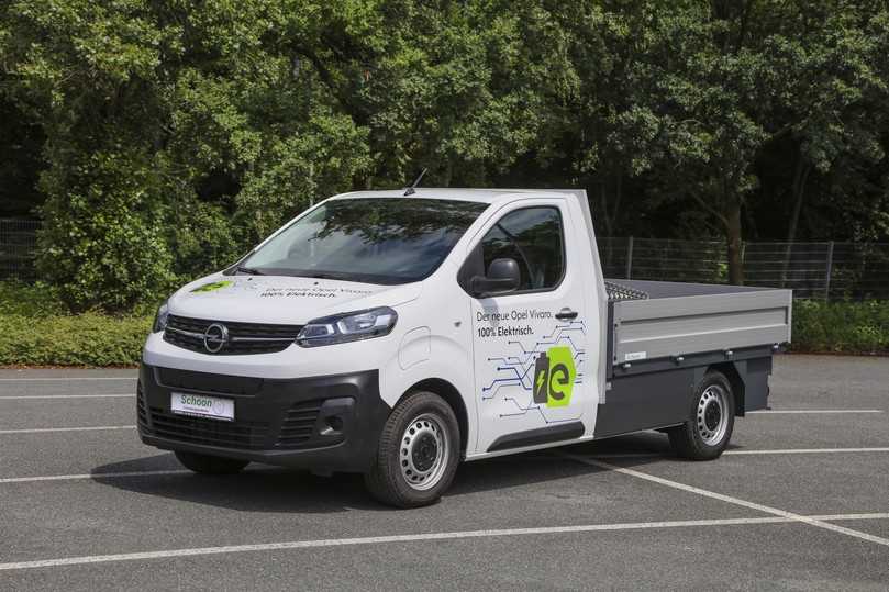 Bereits im Sommer 2020 hat die leistungsstarke und relativ günstige E-Varianten von Opel Vivaro-e (hier mit Pritsche von Schoon) für Furore gesorgt. | Foto: Opel