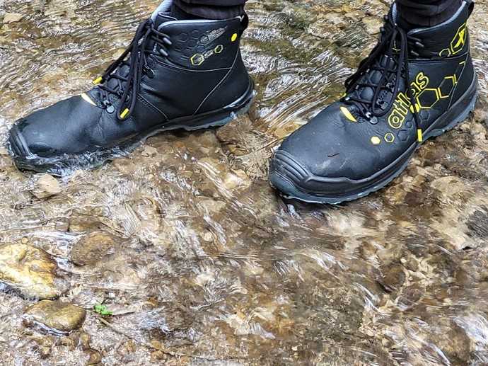 Das Schuhäußere trocknete nach der Nässe schnell wieder, was besonders bei wechselnden Wetterbedingungen ein großer Vorteil ist. | Foto: B_I MEDIEN/bb