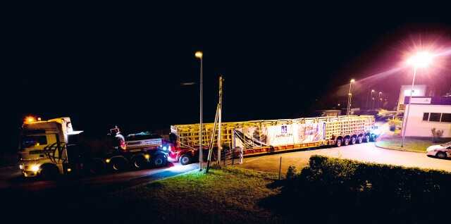 Der Spezialtransport verlässt mit dem 110 Tonnen schweren Liner zu nächtlicher Stunde das Werk in Geschwenda. | Foto: Aarsleff