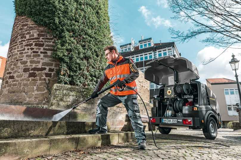 Für hartnäckige Fälle: Heißwasserreinigung mit Hochdrucktrailer. | Foto: Kärcher