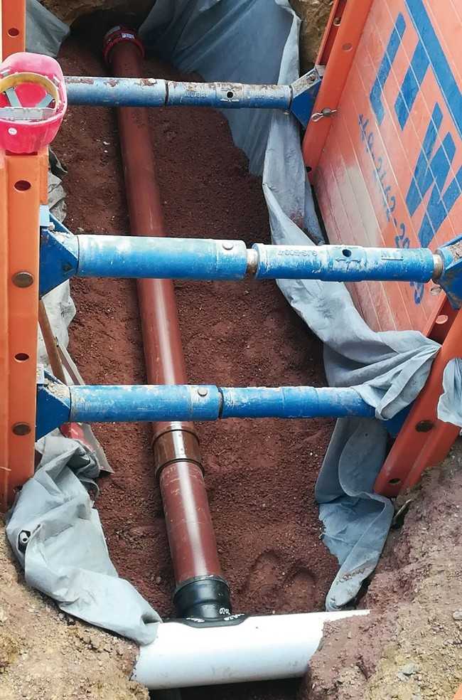 Schmutzwasserleitungen werden mit HS-Kanalrohren in braun verlegt. | Foto: Ingenieurbüro Temme