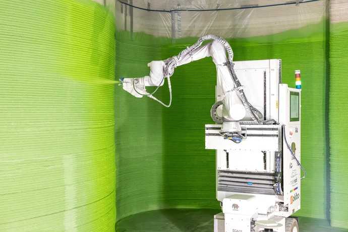 Der Beschichtungsroboter von Caparol und Okibo schafft große Flächen im Airless-Verfahren. | Foto: Caparol Farben Lacke Bautenschutz/Sabine Arndt