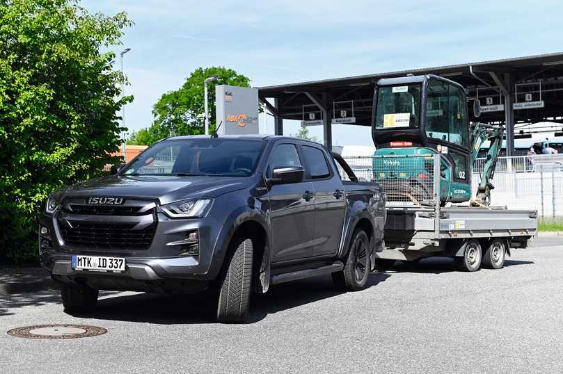 Mit fast 2 t schwerem Minibagger auf dem Anhänger kommt der kleine Motor im D-Max an seine Grenzen. Hilfreich im Stadtverkehr: die Wandlerautomatik. | Foto: B_I/ Hausmann