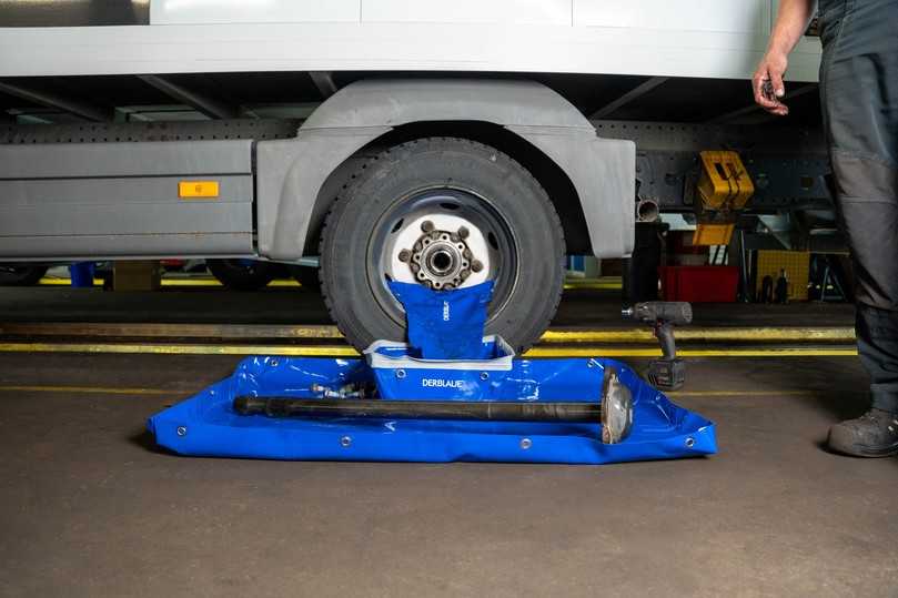 Die faltbare Unterlegwanne ist flexibel und schützt den Boden. | Foto: DERBLAUE Die faltbare Unterlegwanne ist flexibel und schützt den Boden. | Foto: DERBLAUE