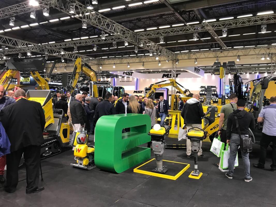 Stärker noch als bei Mecalac im Freigelände stand bei Wacker Neuson in Halle 6 das „e“ im Mittelpunkt der Präsentation. Als einziger Aussteller hatten die Münchener das Privileg, ihre emissionsfreien Maschinen – in diesem Jahr kommt die Rüttelplatte AP1850e hinzu – im Halleninnern vorführen zu dürfen. | Foto: Wacker Neuson