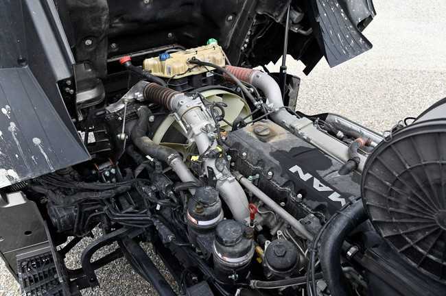 Der D15-Motor ohne Abgasrückführung kann trotz des kleinen Hubraums mit hoher Motorbremskraft überzeugen | Foto: MAn