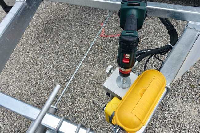 E-Hydraulik mit Notpumpe Pumpless inkl. Steckschlüsselsatz für einfaches und bequemes Kippen mit dem Akkuschrauber im Notfall. | Foto: bs