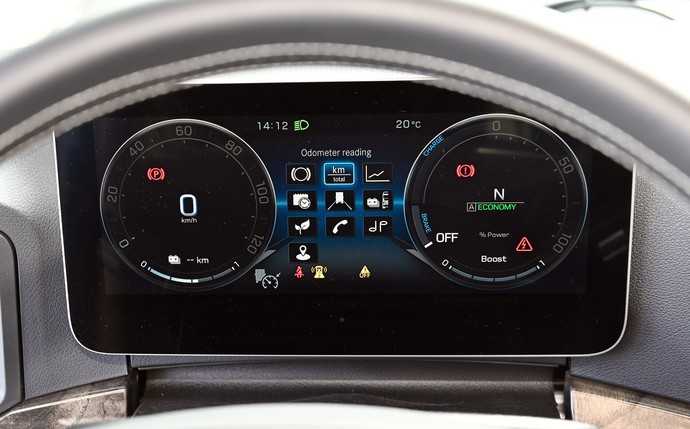 Ob Energie verraucht oder rekuperiert wird, verrät das rund Powermeter-Instrument rechts im Display. | Foto: Daimler Benz Trucks