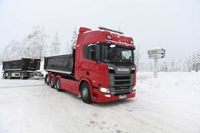 Der Scania 560 R 8x4/4 mit Hiab-Hakenlift verfügt über ein Doppelachsaggregat mit Achslastverschiebung. | Foto: Quatex