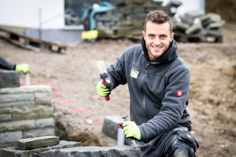 Manuel Fien ist Teilzeit-Mitarbeiter im Gartenforum, er hat eine Vier-Tage-Woche. | Foto: Ulrike Sommer