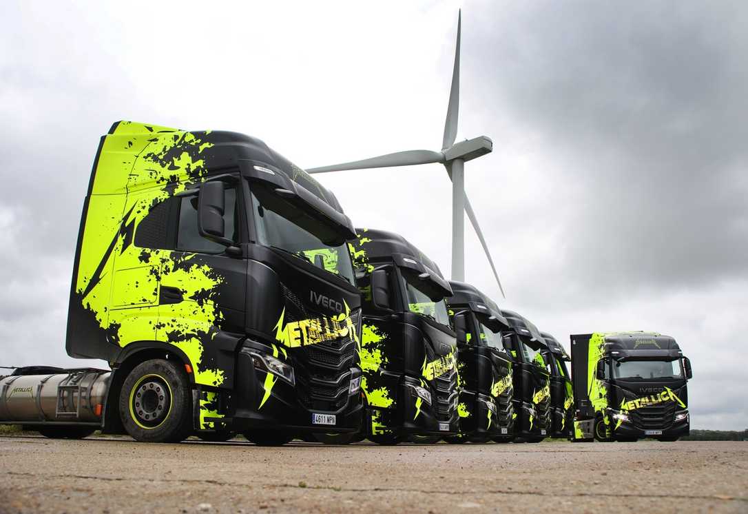 Metallica Tour 2024: Iveco-Trucks transportieren Konzertausrüstung klimaschonend