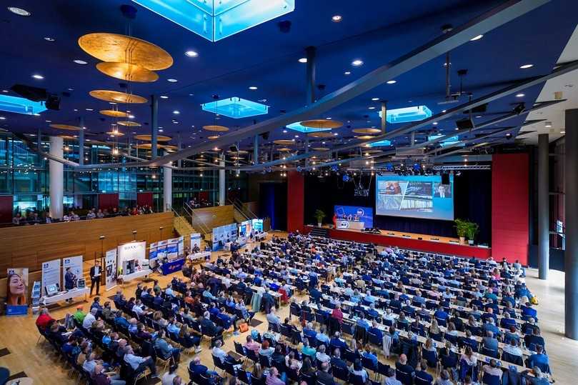 Blick in den gut gefüllten Saal der Dresdner Abwassertagung 2025: Fachpublikum verfolgte Vorträge zu Technik, Klimaschutz und europäischer Regulierung. | Foto: André Wirsig Blick in den gut gefüllten Saal der Dresdner Abwassertagung 2025: Fachpublikum verfolgte Vorträge zu Technik, Klimaschutz und europäischer Regulierung. | Foto: André Wirsig