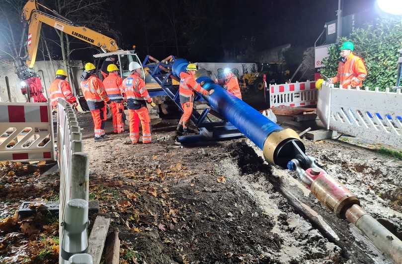 Abb. 10: Rohrmontage in der Nacht | Foto: VonRoll hydro (deutschland)