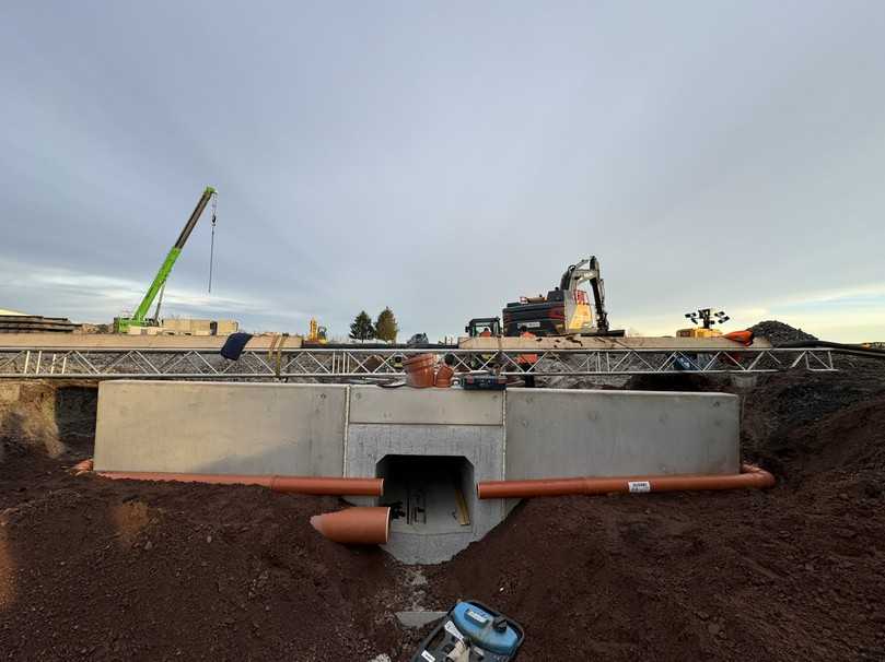 Die Stahlbetonfertigteile passen perfekt zusammen. | Foto: Königbau