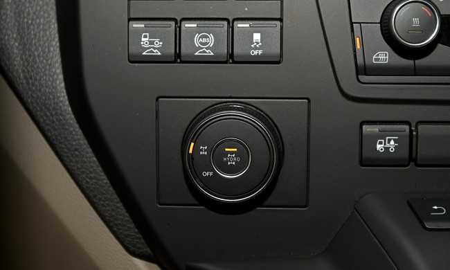 Kleiner Schalter, große Wirkung: Per Tastendruck im Drehschalter für die Differenzialsperre schaltet der Fahrer den Hydrodrive-Antrieb ein. | Foto: QUATEX