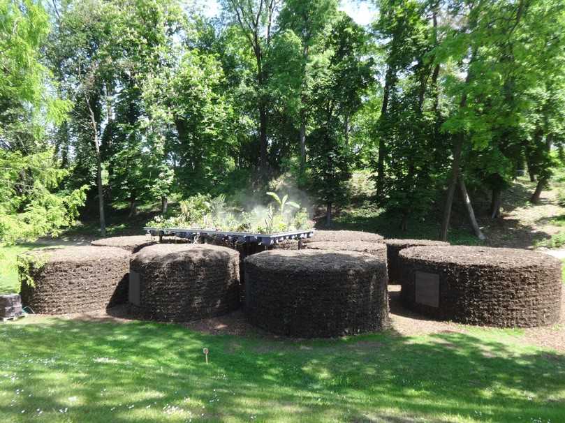 Im Rahmen einer Kunstausstellung im Schlosspark Wittenberg heizen Biomeiler autark ein Pflanzenbeet mit tropischen Pflanzen. | Foto: Nele Jaschke