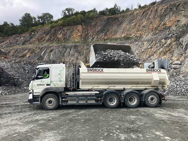 Neben Kies, Schotter und Recyclingmaterial transportiert der FMX-Abrollkipper bis zu 15 t Granit im Steinbruch Kållered. | Foto: Volvo Trucks